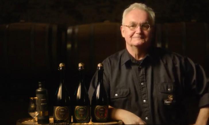 Gerard van den Broek met Hertog Jan Grand Prestige Vatgerijpt op jenevervaten